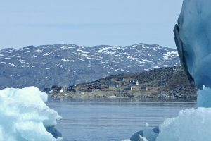 image du village de kapissilit au loin depuis le pont d'un bateau