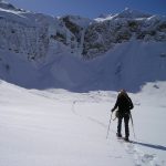 photo d'une personne en randonnée en raquette